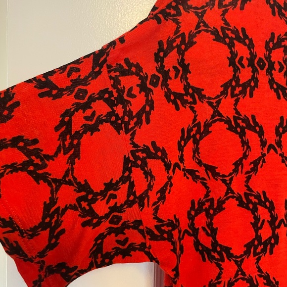 Kenzie Red Pattern Top - Picture 3 of 5